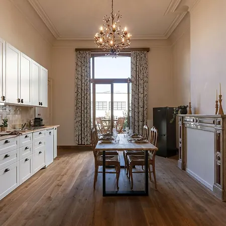 Apartament Huswell - Cape Montigny - A Beautifully Renovated Historic In The Heart Of